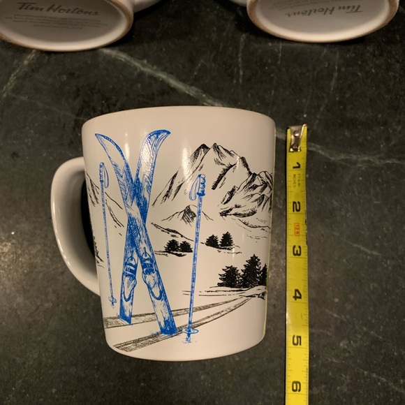 TIM HORTONS| 2018 Set of three themed mugs. - Picture 9 of 10